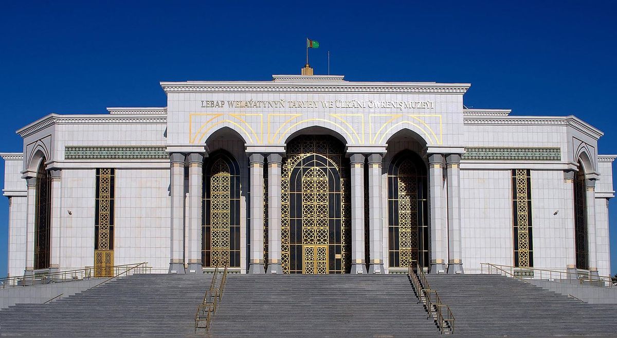  Lebap welaýat taryhy we ülkäni öwreniş muzeýiniñ binasyna hoş geldiňiz!